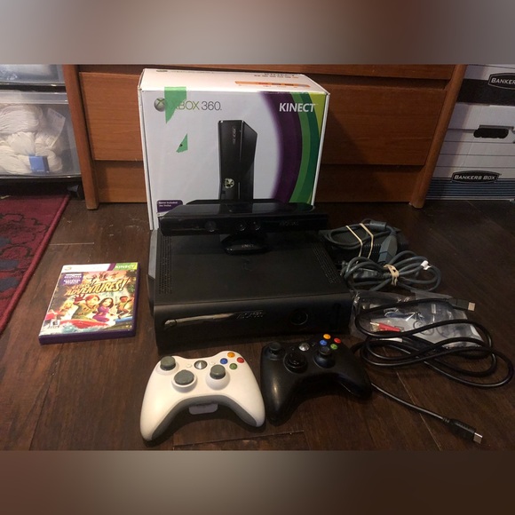 Xbox 360 Console Bundle with Kinect - Picture 1 of 10